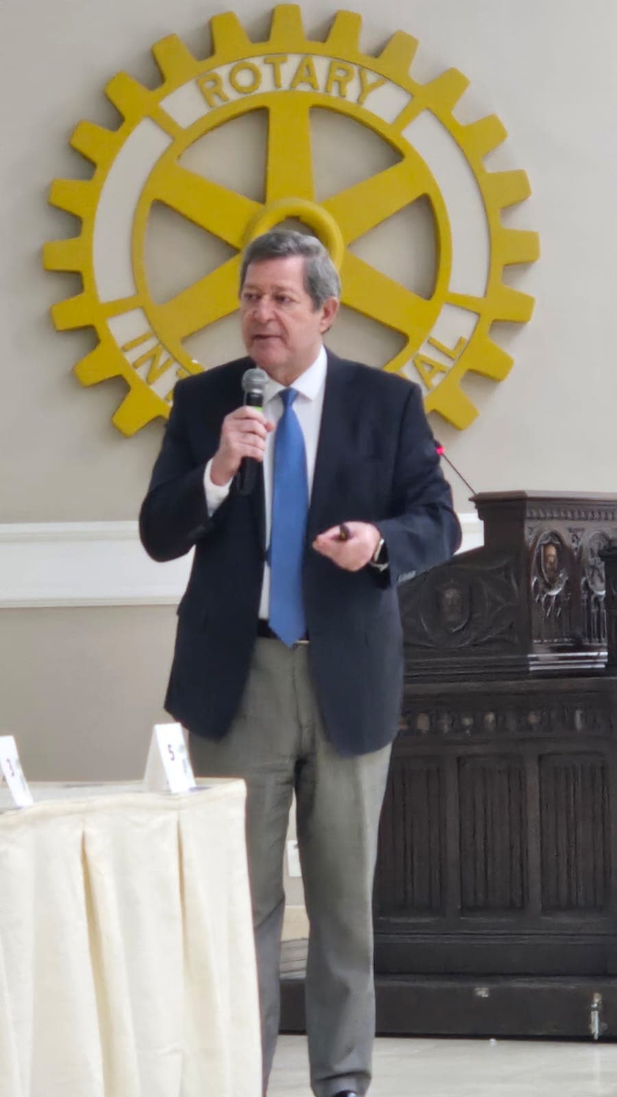 Palestra do Dr. Edson Vismona sobre pirataria e assinatura de acordo com a OAB/Pinheiros, no Rotary Clube de São Paulo