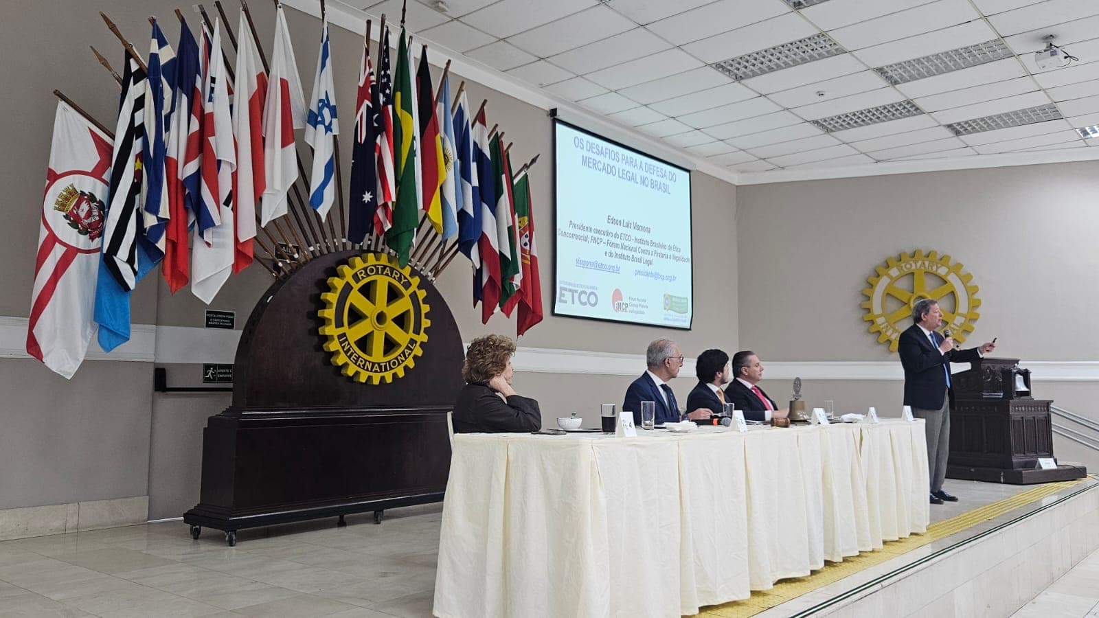 Palestra do Dr. Edson Vismona sobre pirataria e assinatura de acordo com a OAB/Pinheiros, no Rotary Clube de São Paulo