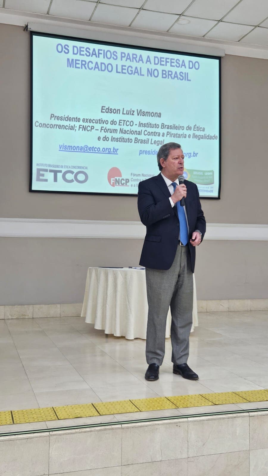Palestra do Dr. Edson Vismona sobre pirataria e assinatura de acordo com a OAB/Pinheiros, no Rotary Clube de São Paulo
