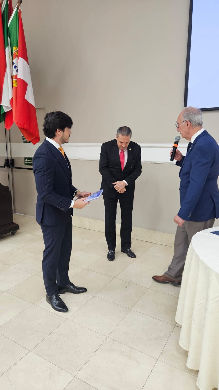 Palestra do Dr. Edson Vismona sobre pirataria e assinatura de acordo com a OAB/Pinheiros, no Rotary Clube de São Paulo