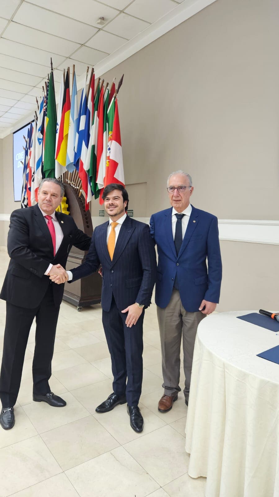 Palestra do Dr. Edson Vismona sobre pirataria e assinatura de acordo com a OAB/Pinheiros, no Rotary Clube de São Paulo