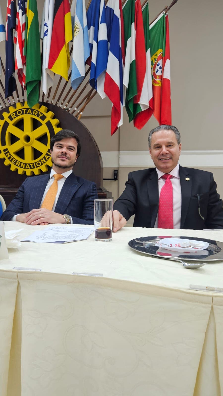 Palestra do Dr. Edson Vismona sobre pirataria e assinatura de acordo com a OAB/Pinheiros, no Rotary Clube de São Paulo